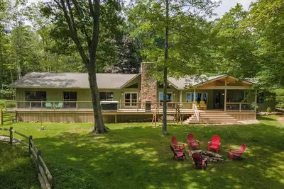 Image de Lakefront Dog Friendly Cottage w/ Dock & Fire Pit