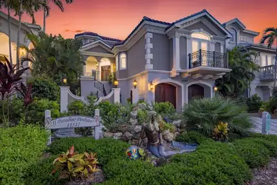 Image de Brand New Interior- Central to Captiva Village- Steps to the Gulf-Stunning Pool