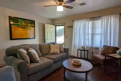 Image de Awesome, darling 2 bedroom with fenced backyard