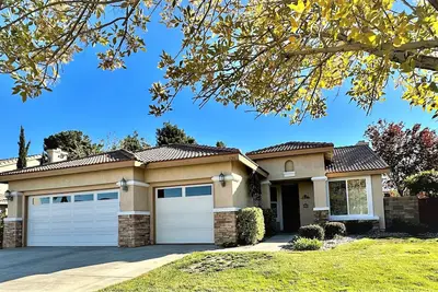 Image de 3 Bedroom Home Great Area Near Shops & Restaurants!