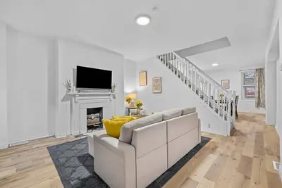 Image de 💜 Boutique off Butler - Lofty Townhome with Private Outdoor Space 💜