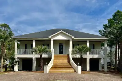 Image de Beautiful Bay front home with private boat dock and spacious outdoor area.