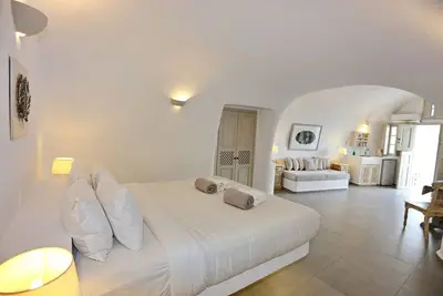 Image de Stunning Caldera Views | Oia Mare Villas Cave Suite with Caldera & Sea View | Caldera Sunsets by VillaMore