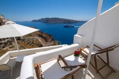 Image de Stunning Caldera Views | Oia Mare Villas Cave Superior Studio with Outdoor Hot Tub Caldera & SeaView | Caldera Sunsets by VillaMore