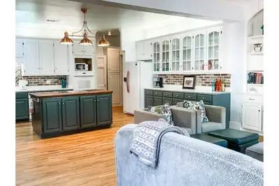 Image de The Cottage: Sleeps 10, Charming and Spacious!