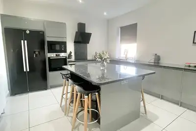 Image de 3 bed large modern House/apartment-Free parking