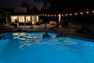 Image de Beautiful One Acre property with in-ground pool, gym, pool table & Florida room.