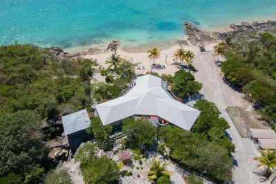 Image de Grotto Bay: 5br Beach Villa in Long Island w/ Private Beach