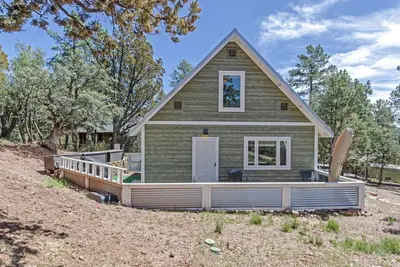 Image de Cozy, cute cabin tucked away in the heavenly pines