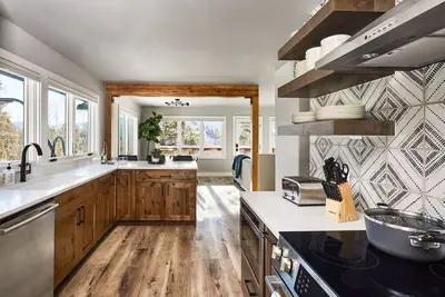 Image de Fully remodeled 5br\/3 ba. Quiet and close to town