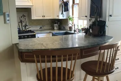 Image de 2. 5 Acre Historic Federal Style Home