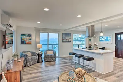 Image de Tacoma 'Dash Point Beach Cabin' w/ Balcony!