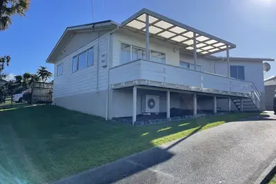 Image de Newly renovated kiwi bach, spectacular ocean views, 2 minutes walk to the beach
