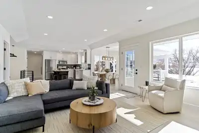 Image de Stunning Lakefront Retreat with Jacuzzi and Unobstructed Mountain Views