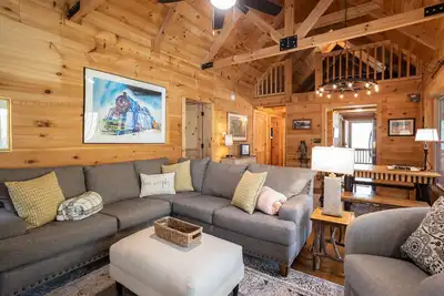 Image de The TrainStation | Secluded Cabin with Large Deck, Waterfall, & Hot Tub!