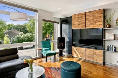 Image de Hot Tub and Rooftop Patio- Walk to Downtown!