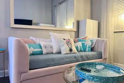 Image de Fun and lively downtown condo - perfect for a girl's getaway!