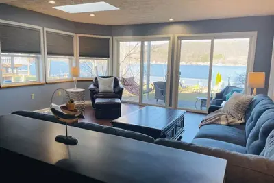 Image de Charming Lakefront Cottage w/Private Dock+Fire Pit