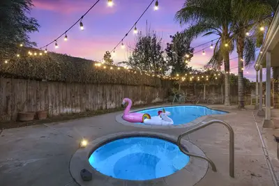 Image de Golden Pool Home, Jacuzzi, Game Room, Arcade, King Size Bed, Fire Pit, Bbq Grill