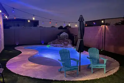 Image de 15 minutes from the football stadium. Home in gated community with private pool.