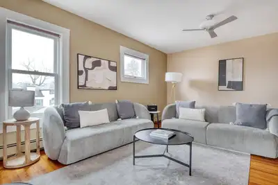 Image de Elegant Jamaica Plain 3br w/ W/D, nr Olmstead Park, by Blueground