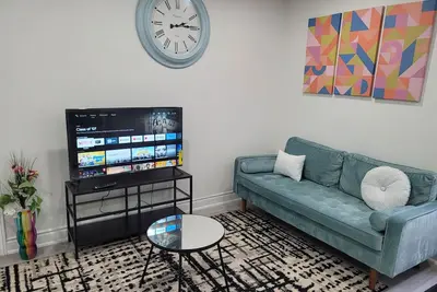 Image de Bright & stylish 2 bed entire guest suite with private entrance and free parking