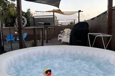 Image de Enjoy a cozy space in a Rv Camper w/hot tub, near beaches.
