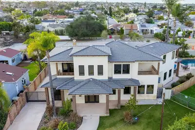 Image de Huge Custom Built Villa  - 5 Bedroom suites +Guesthouse +Pool  & Beaches nearby!