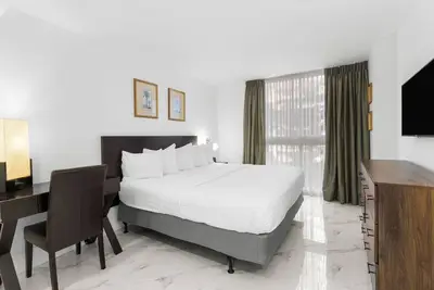 Image de 4 Units | Spacious Balcony Suite with Swimming Pool and Fitness Room