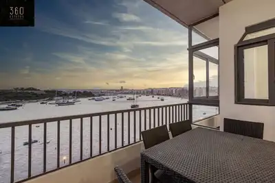 Seafront 4br Apt with mesmerising Balcony & Views