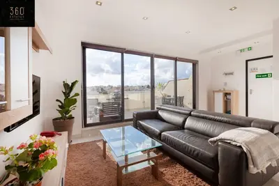 Image de Penthouse + Bbq Kitchen Island & Massive living