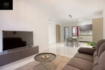 Image de Spacious, brand new 2br, just off the promenade
