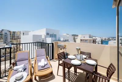 Image de Sea Bliss Penthouse avec vue latérale sur la mer depuis la terrasse