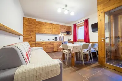 Image de The Real Wood Chalet awaits you for a vacation in comfort.