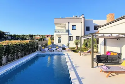 Image de Beautiful 4 bedroom villa with pool, spa&fitness area - Ae1576