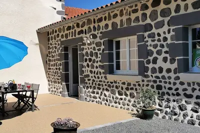 Image de Gîte moderne à Arlempdes: spa, terrasse, grands espaces et visites culturelles