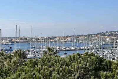 Image de T2 avec ascenseur, lave-linge, parking et terrasse proche plage