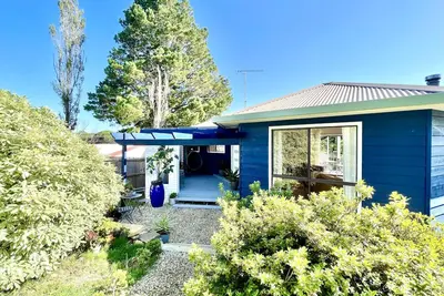 Image de Blue Lily Bungalow - Unique Yurt, 3 Bedroom, Luxe Furnishings, A/C, Decks, Pet-Friendly