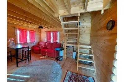 Image de Jolie maison en bois avec un grand jardin clos.