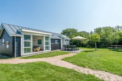 Image de Un beau chalet lumineux avec un salon spacieux et une chambre de maitre confortable. Equipé de façon