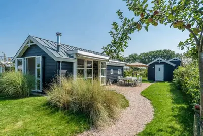 Image de Ce chalet dispose d'une salle de séjour très spacieuse et de deux coins salon, dont un devant la che