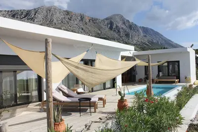 Image de Panoramic view, private pool stylish three bedroom villa