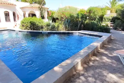 Image de Charmante Villa Rustique avec Piscine & Jardin Méditerranéen