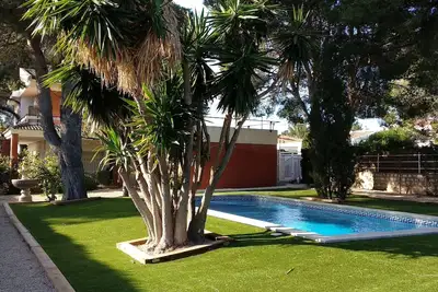 Image de Villa Familiale avec Piscine Privée et Proximité Plage