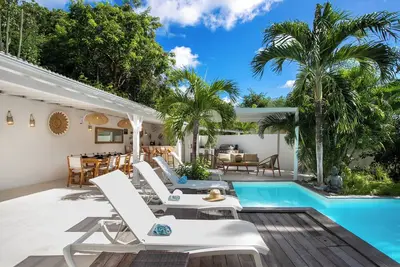 Image de Hâvre de tranquillité  4 chambres, 4 salles de bains, jardin tropical et piscine