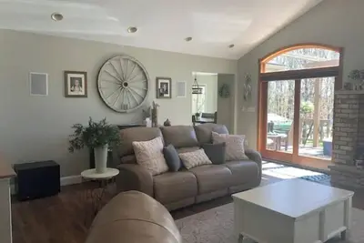 Image de Spacious Waterfront Home With Private Party Area