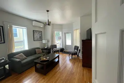 Image de In the Heart of Town - Private Ground Level Unit