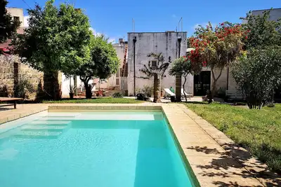 Image de 4 km de la mer, maison de design avec piscine