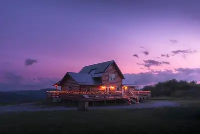 Image de Brand New Solar Powered 3 Br w/ Hot Tub, Scenic Views, w/ Wrap Around Deck.