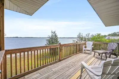 Image de Avalon | Oyster Bay Waterfront Home w/ Gas Fireplace, Cathedral Ceilings & Massive Screened Porch